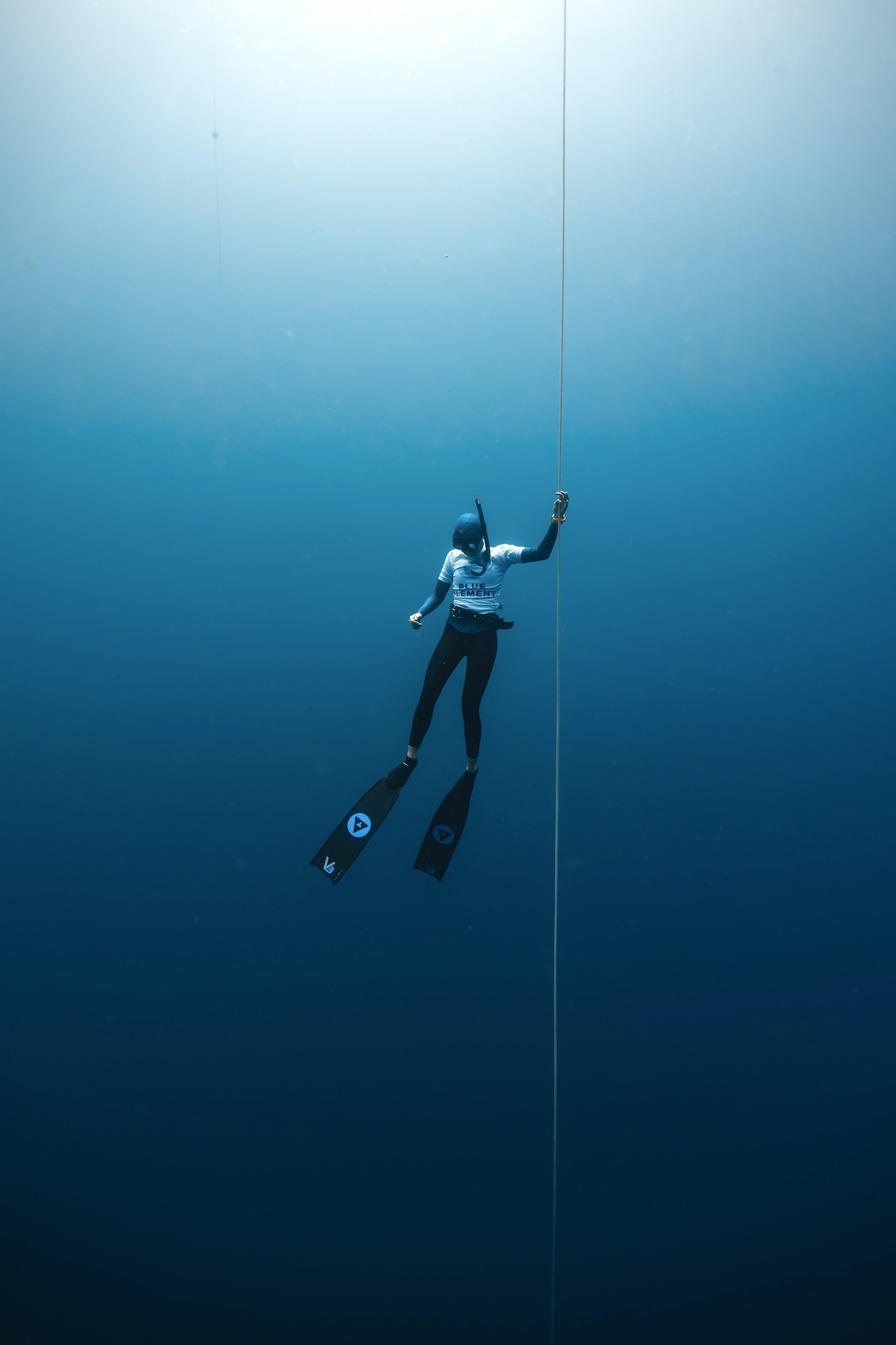 Blue Element safety diver waiting on the line at depth